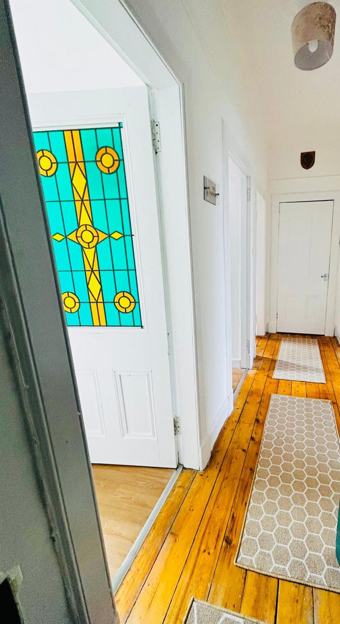 The Lazy Lion - Spacious 2 Bedroom - Town Centre Holiday Home Apartment Port Glasgow Dış mekan fotoğraf