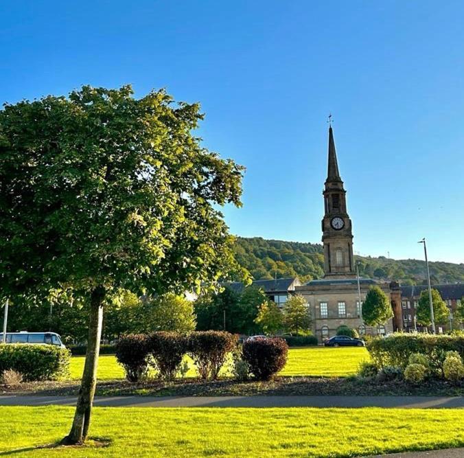 The Lazy Lion - Spacious 2 Bedroom - Town Centre Holiday Home Apartment Port Glasgow Dış mekan fotoğraf