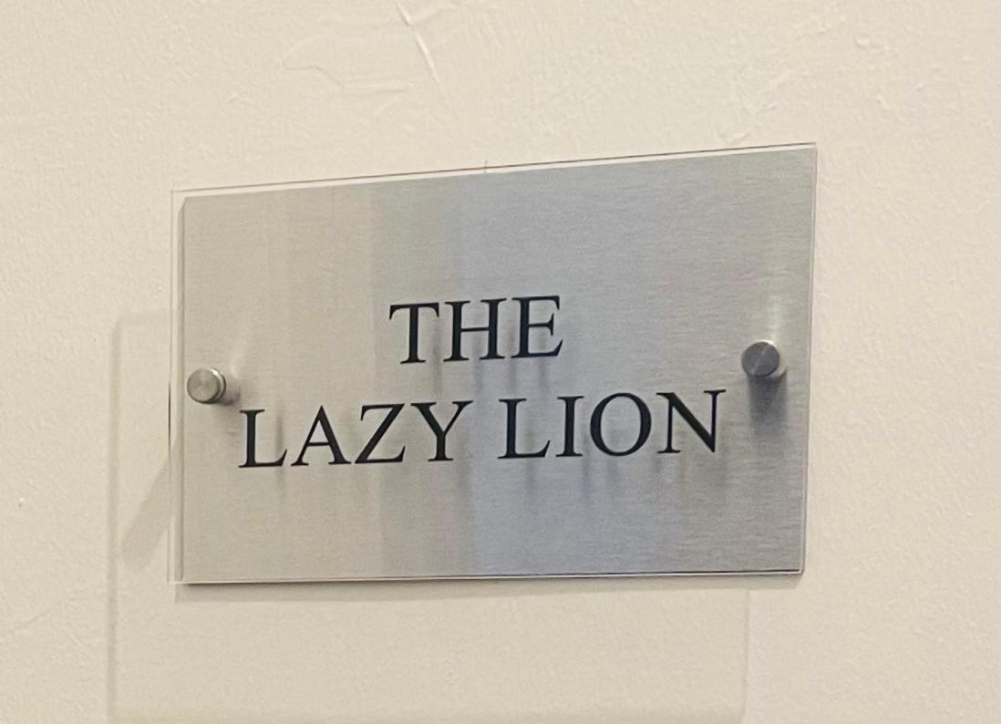 The Lazy Lion - Spacious 2 Bedroom - Town Centre Holiday Home Apartment Port Glasgow Dış mekan fotoğraf