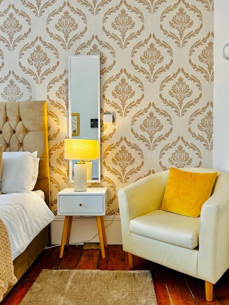 The Lazy Lion - Spacious 2 Bedroom - Town Centre Holiday Home Apartment Port Glasgow Dış mekan fotoğraf