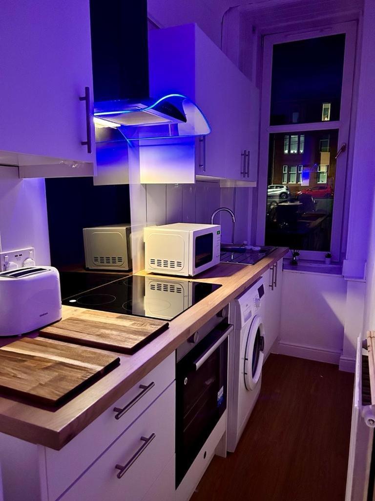 The Lazy Lion - Spacious 2 Bedroom - Town Centre Holiday Home Apartment Port Glasgow Dış mekan fotoğraf