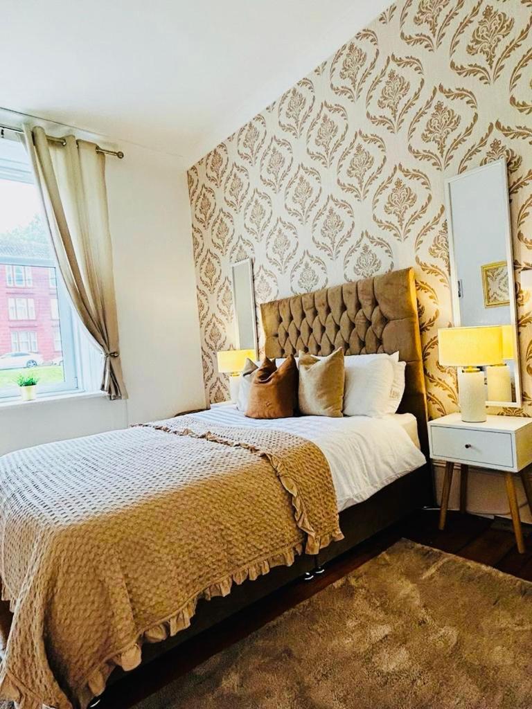 The Lazy Lion - Spacious 2 Bedroom - Town Centre Holiday Home Apartment Port Glasgow Dış mekan fotoğraf