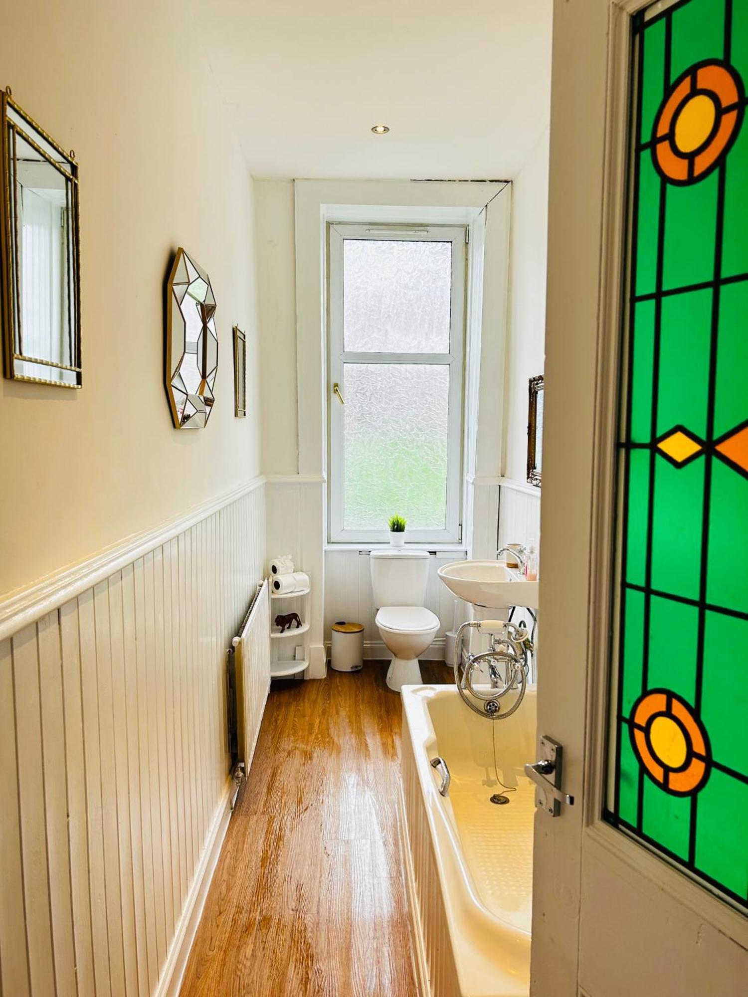The Lazy Lion - Spacious 2 Bedroom - Town Centre Holiday Home Apartment Port Glasgow Dış mekan fotoğraf