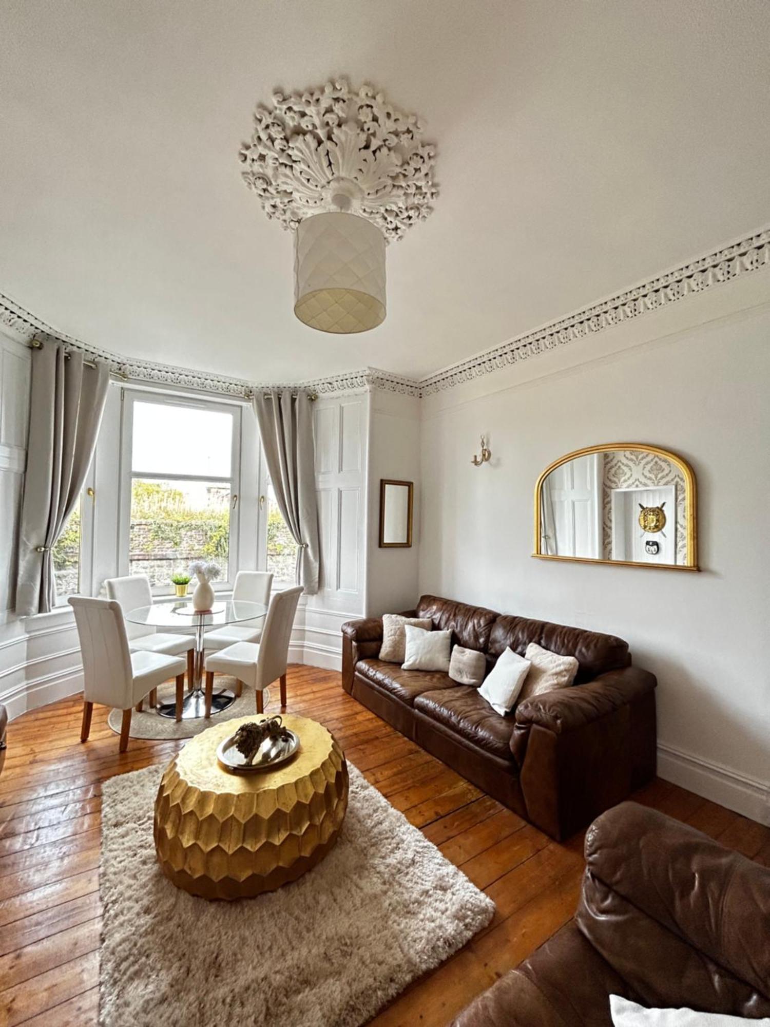 The Lazy Lion - Spacious 2 Bedroom - Town Centre Holiday Home Apartment Port Glasgow Dış mekan fotoğraf