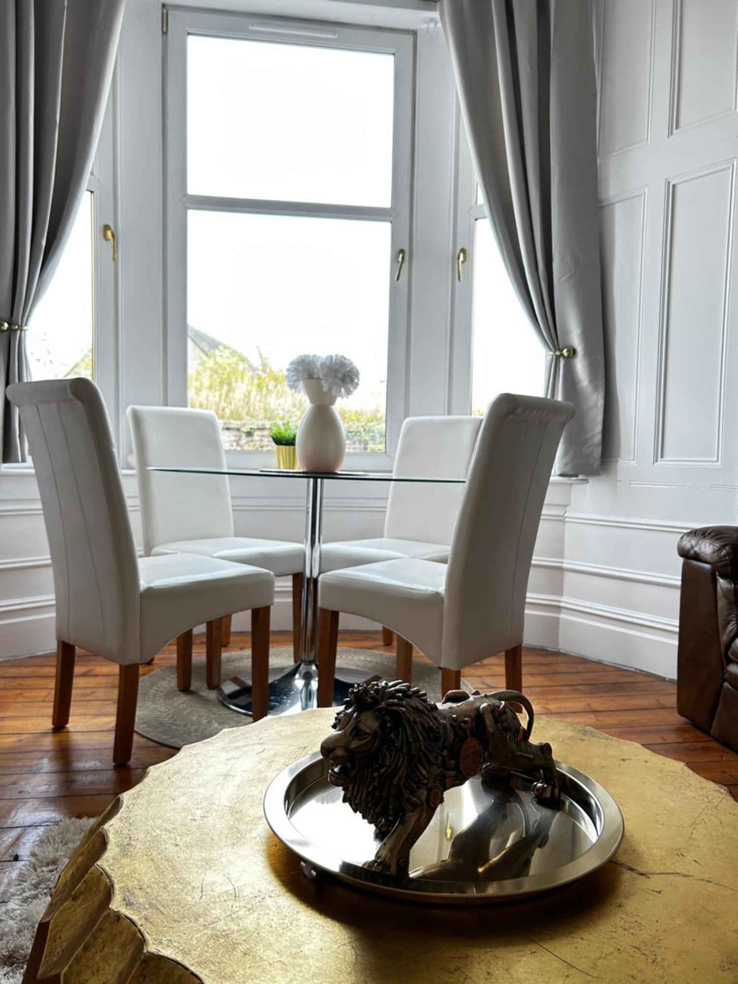 The Lazy Lion - Spacious 2 Bedroom - Town Centre Holiday Home Apartment Port Glasgow Dış mekan fotoğraf