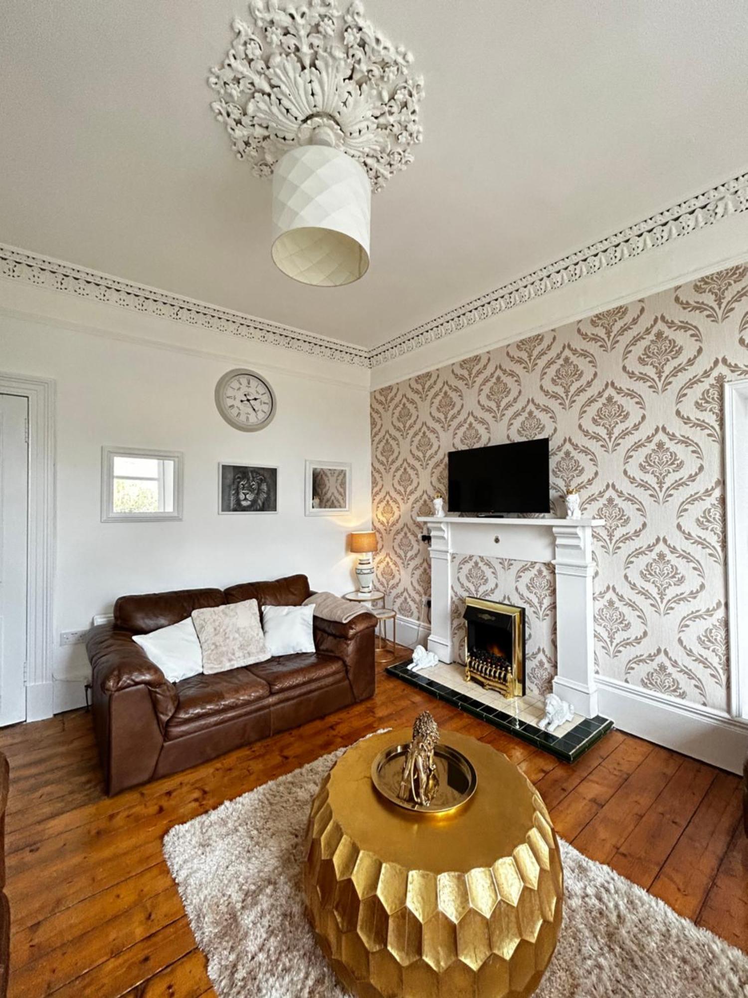 The Lazy Lion - Spacious 2 Bedroom - Town Centre Holiday Home Apartment Port Glasgow Dış mekan fotoğraf