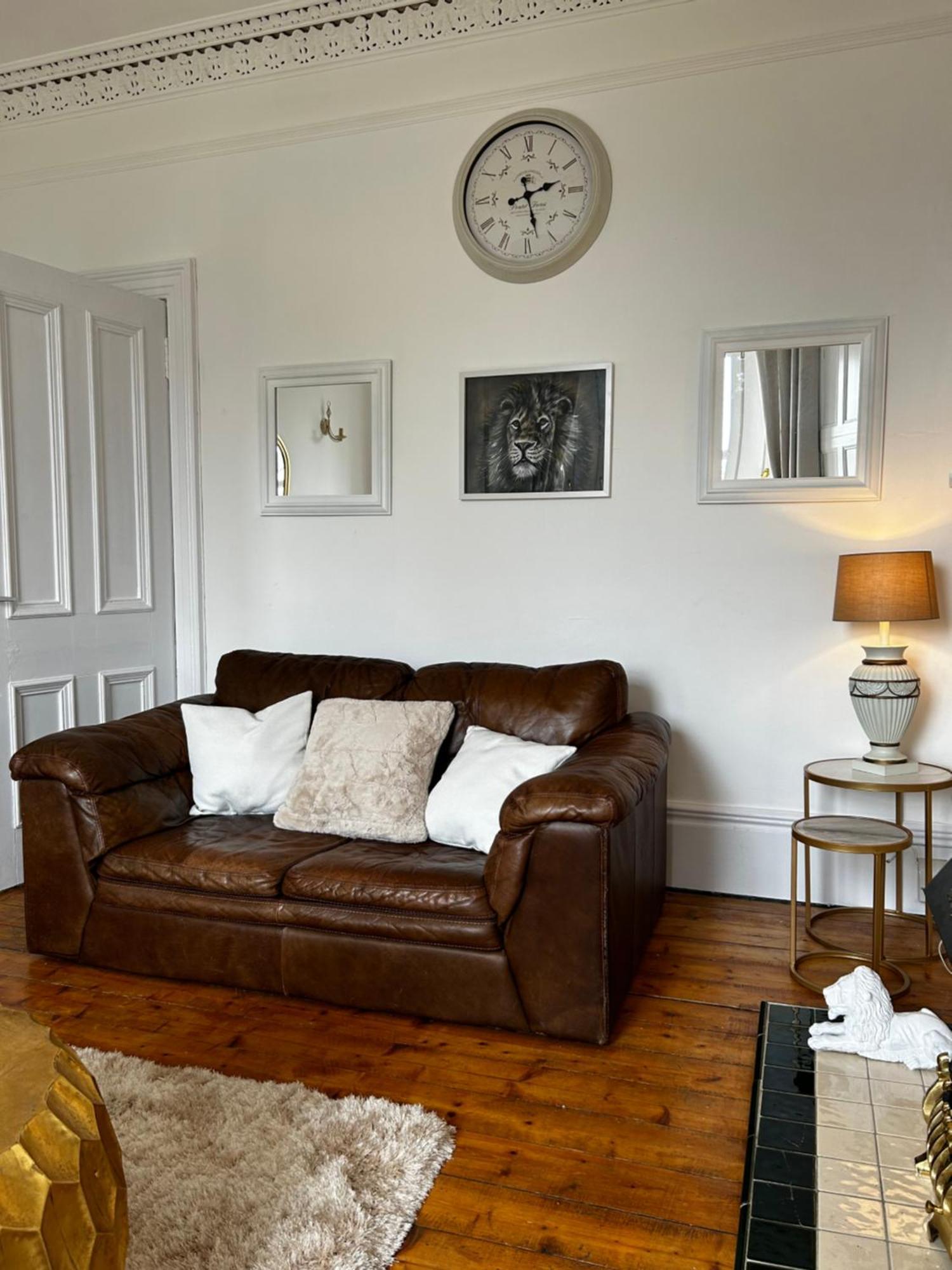 The Lazy Lion - Spacious 2 Bedroom - Town Centre Holiday Home Apartment Port Glasgow Dış mekan fotoğraf