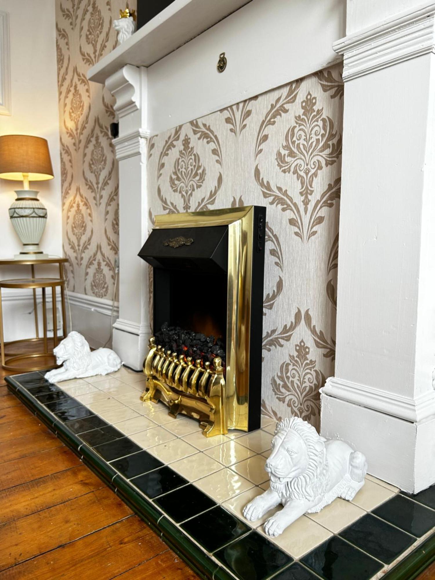 The Lazy Lion - Spacious 2 Bedroom - Town Centre Holiday Home Apartment Port Glasgow Dış mekan fotoğraf