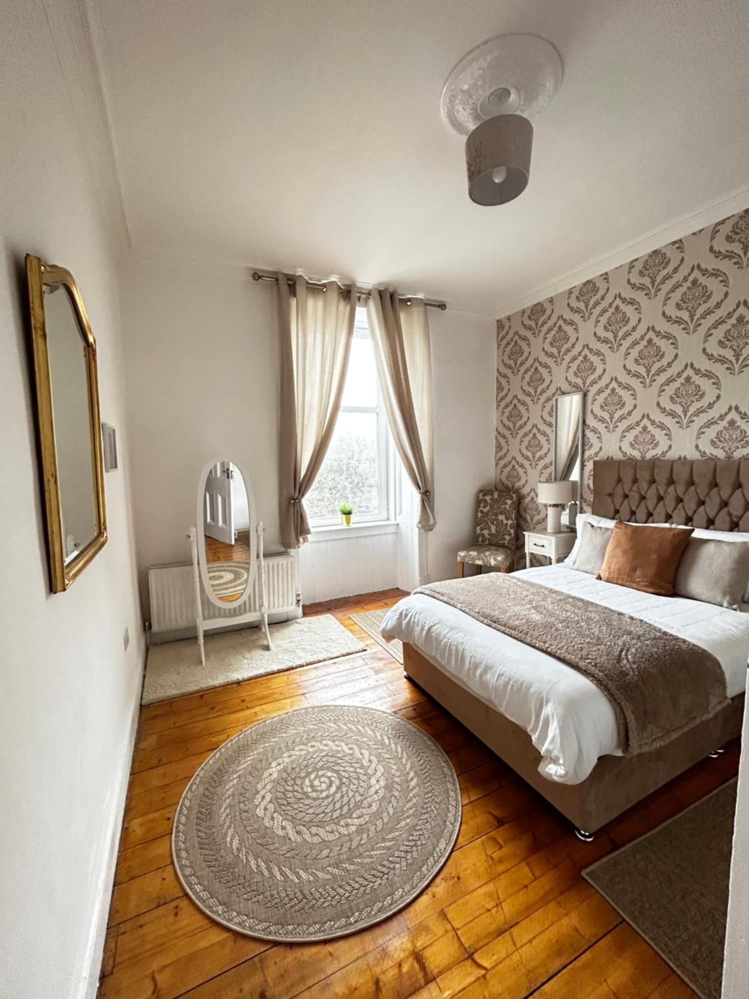 The Lazy Lion - Spacious 2 Bedroom - Town Centre Holiday Home Apartment Port Glasgow Dış mekan fotoğraf