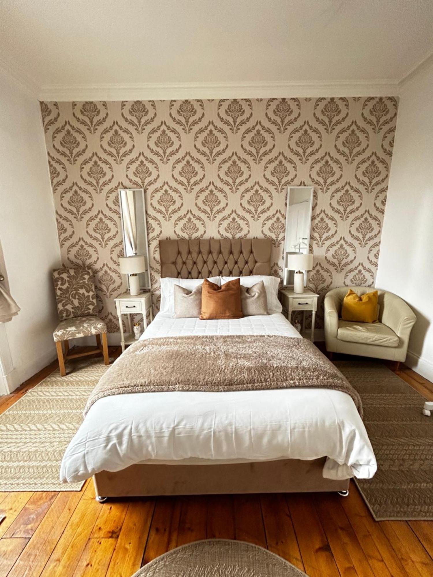 The Lazy Lion - Spacious 2 Bedroom - Town Centre Holiday Home Apartment Port Glasgow Dış mekan fotoğraf