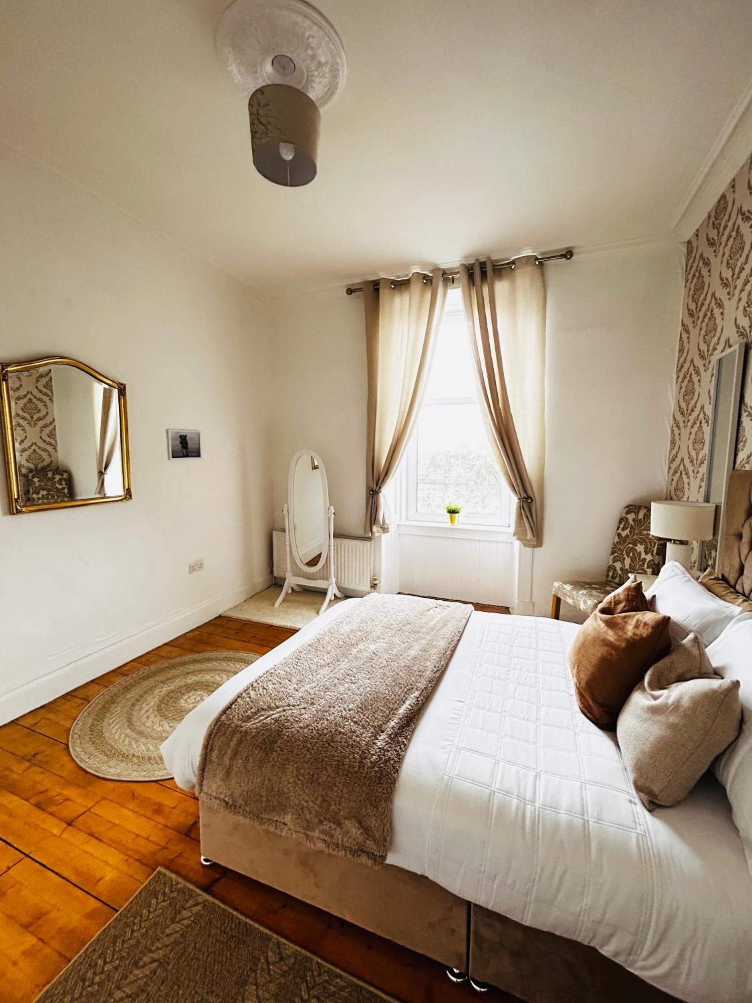 The Lazy Lion - Spacious 2 Bedroom - Town Centre Holiday Home Apartment Port Glasgow Dış mekan fotoğraf