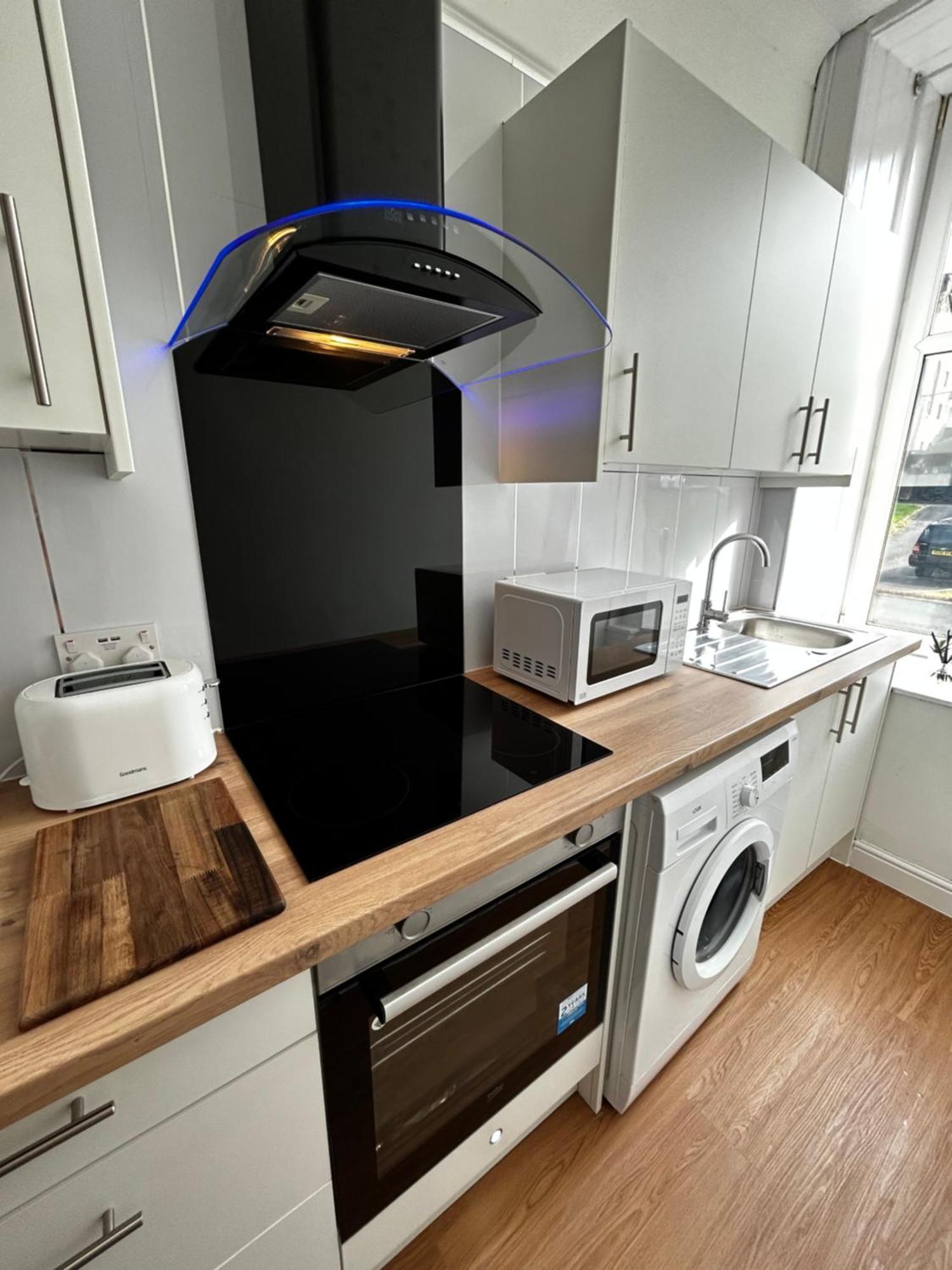 The Lazy Lion - Spacious 2 Bedroom - Town Centre Holiday Home Apartment Port Glasgow Dış mekan fotoğraf