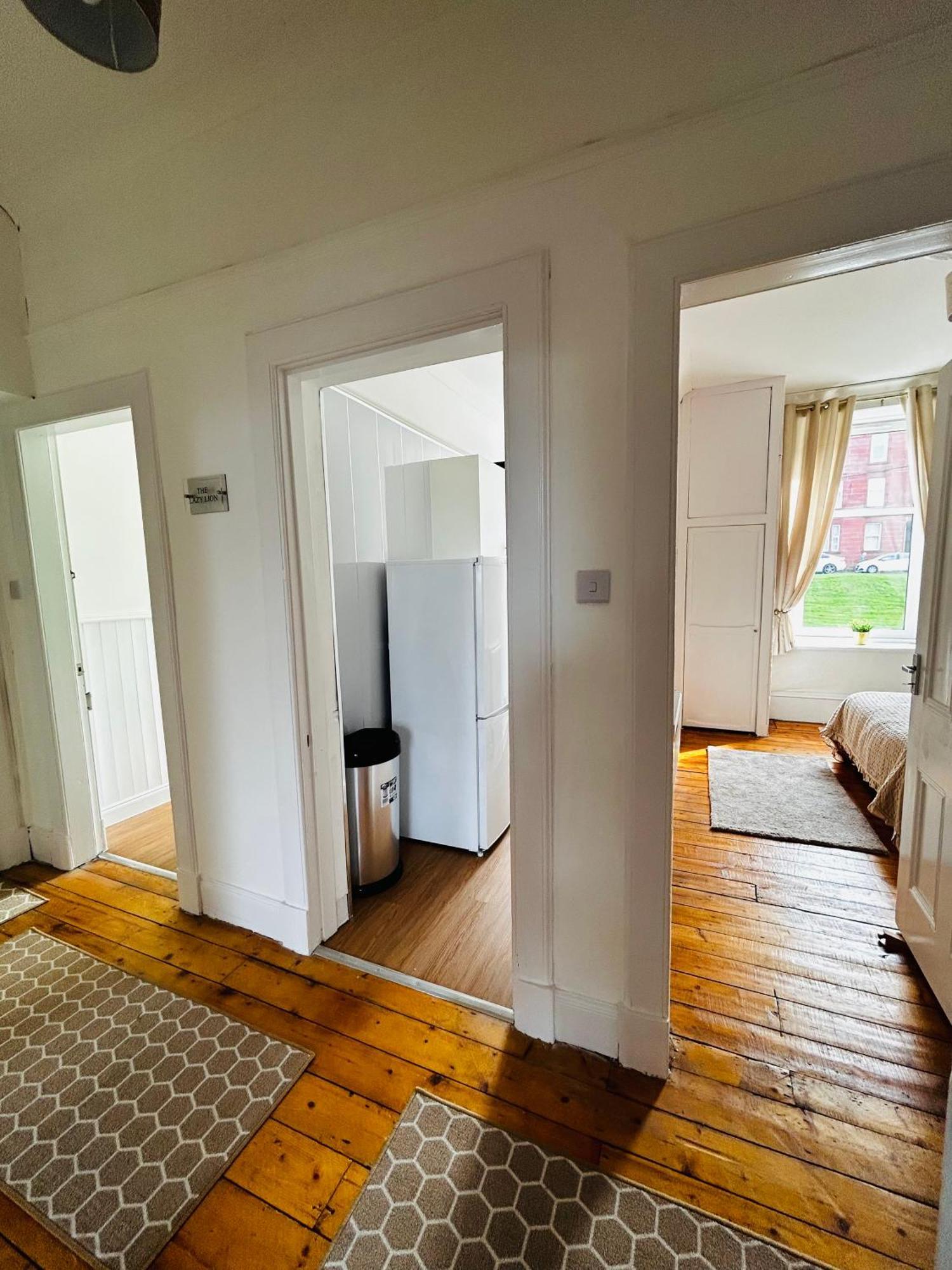 The Lazy Lion - Spacious 2 Bedroom - Town Centre Holiday Home Apartment Port Glasgow Dış mekan fotoğraf