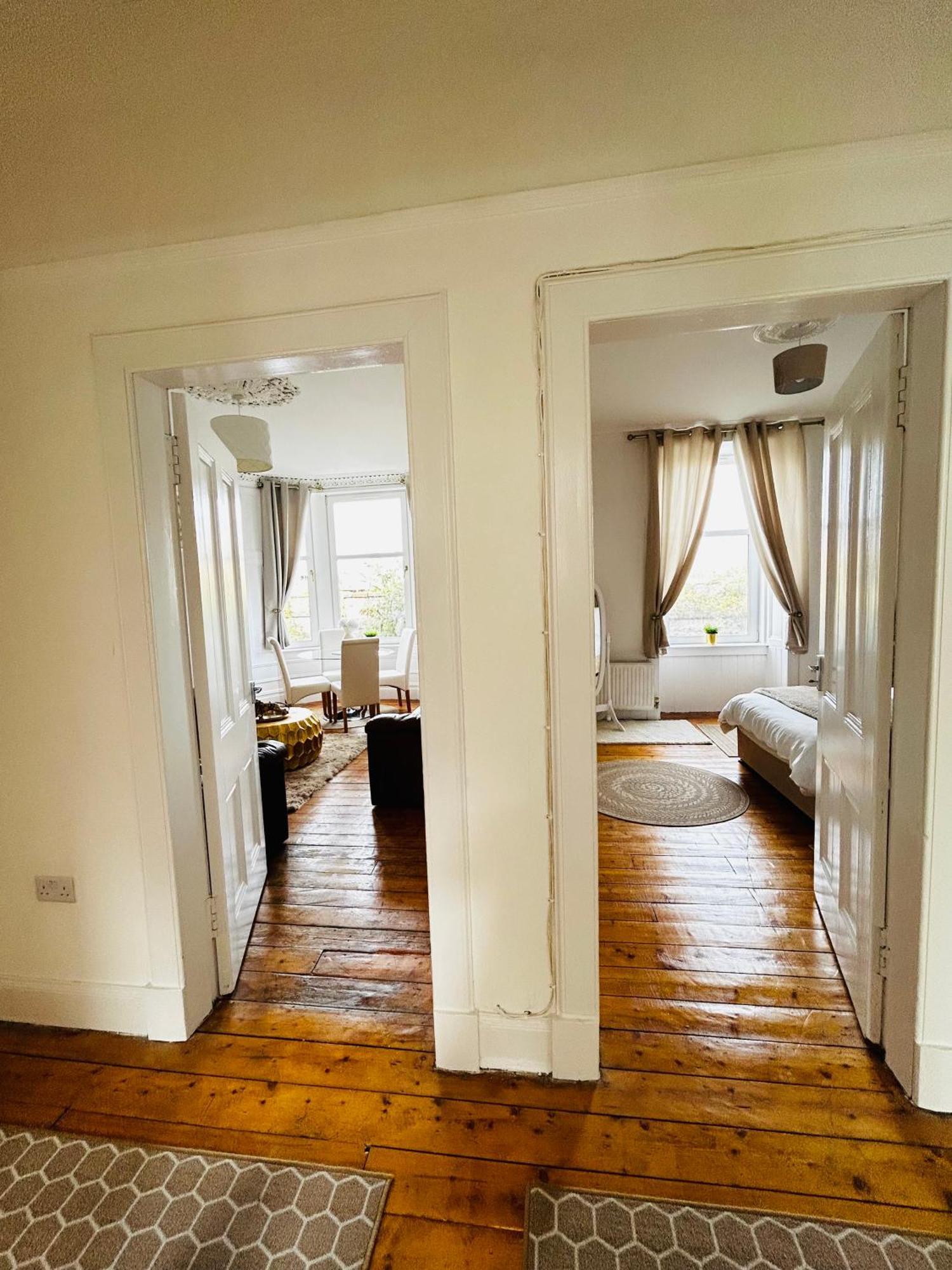 The Lazy Lion - Spacious 2 Bedroom - Town Centre Holiday Home Apartment Port Glasgow Dış mekan fotoğraf