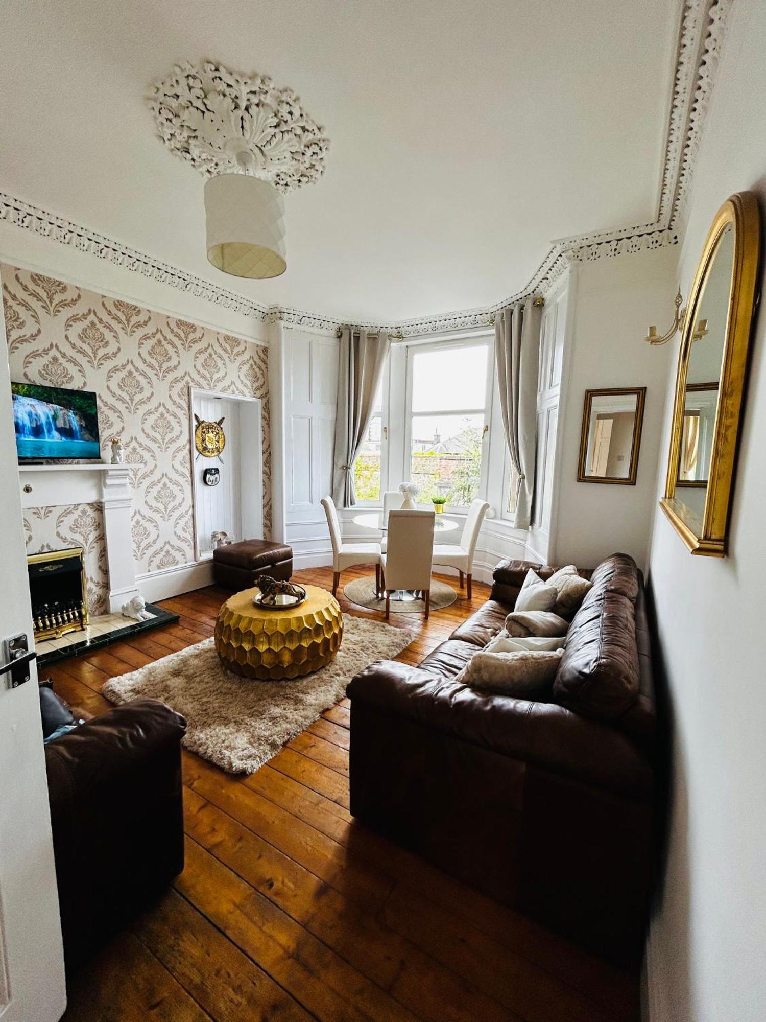 The Lazy Lion - Spacious 2 Bedroom - Town Centre Holiday Home Apartment Port Glasgow Dış mekan fotoğraf