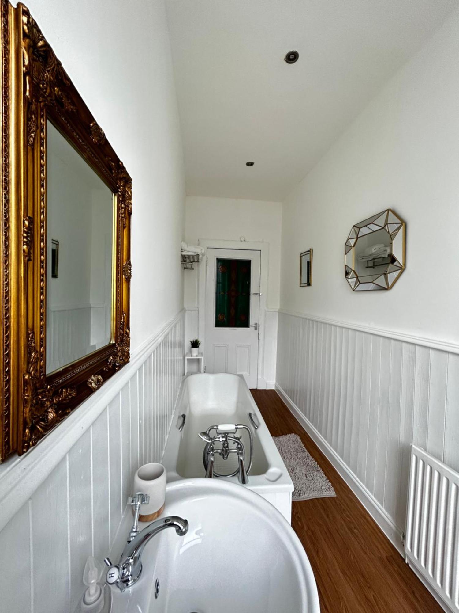 The Lazy Lion - Spacious 2 Bedroom - Town Centre Holiday Home Apartment Port Glasgow Dış mekan fotoğraf
